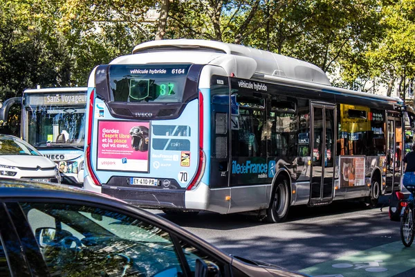Paris, Fransa - 14 Eylül 2022 Paris sokaklarından geçen otobüsler ucuzdur ve sizi başkentin herhangi bir yerine oldukça çabuk bırakırlar, otobüslerinin çoğu benzinle çalışır.