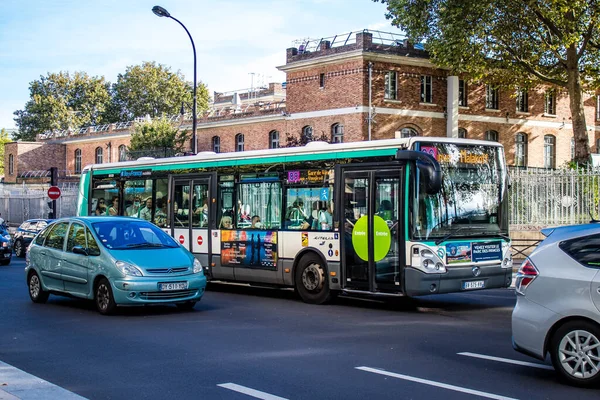 Paris, Fransa - 14 Eylül 2022 Paris sokaklarından geçen otobüsler ucuzdur ve sizi başkentin herhangi bir yerine oldukça çabuk bırakırlar, otobüslerinin çoğu benzinle çalışır.