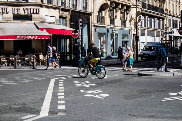 2022年9月12日在巴黎 人们在街上骑车 骑自行车被巴黎人和游客广泛使用 在首都有许多自行车道可以推广这种交通方式 — 图库照片