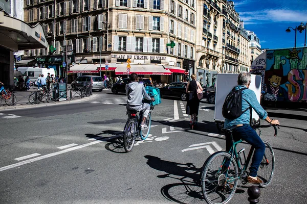 フランス 9月12 2022通りをサイクリングする人々 自転車はパリの人々や観光客に広く使用されており 交通機関のこのモードを促進するために首都で多くのサイクルパスが利用可能です — ストック写真