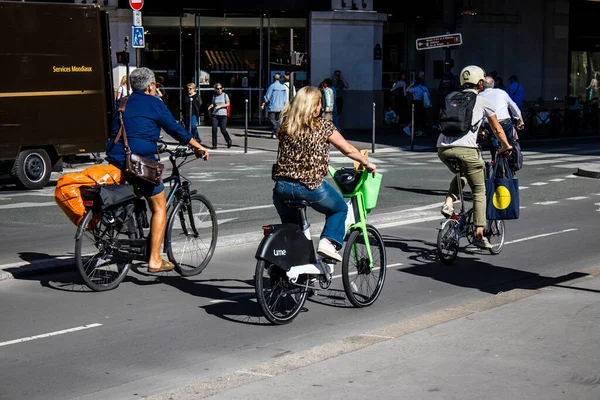 Париж Франция Сентября 2022 Года Люди Ездят Велосипеде Улицам Велосипеды — стоковое фото