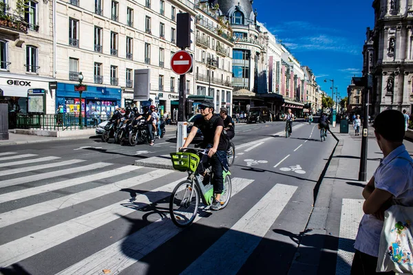 フランス 9月12 2022通りをサイクリングする人々 自転車はパリの人々や観光客に広く使用されており 交通機関のこのモードを促進するために首都で多くのサイクルパスが利用可能です — ストック写真