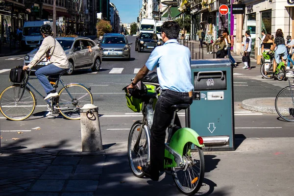 Paris, Fransa - 12 Eylül 2022 Sokaklarda bisiklet kullanan insanlar, Parisliler ve turistler tarafından yaygın olarak kullanılıyor, başkentte bu ulaşım modelini desteklemek için birçok bisiklet yolu mevcuttur