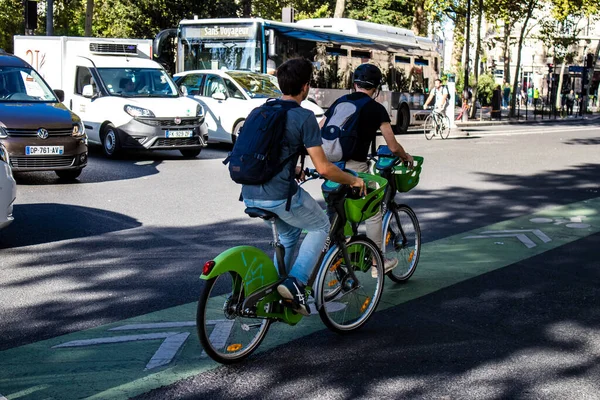 2022 파리에서 자전거를 사람들 관광객들은 자전거를 사용하고 — 스톡 사진