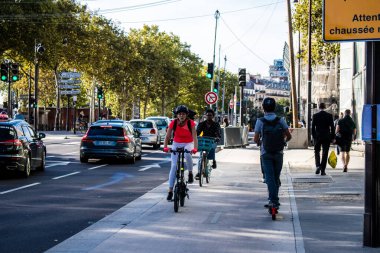 Paris, Fransa - 12 Eylül 2022 Sokaklarda bisiklet kullanan insanlar, Parisliler ve turistler tarafından yaygın olarak kullanılıyor, başkentte bu ulaşım modelini desteklemek için birçok bisiklet yolu mevcuttur