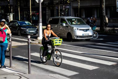 Paris, Fransa - 12 Eylül 2022 Sokaklarda bisiklet kullanan insanlar, Parisliler ve turistler tarafından yaygın olarak kullanılıyor, başkentte bu ulaşım modelini desteklemek için birçok bisiklet yolu mevcuttur