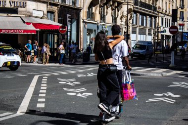 Paris, Fransa - 14 Eylül 2022 Paris sokaklarında elektrikli scooterla dolaşan insanlar, küçük bir iç yanmalı motorlar ve merkezde bir güverte ile çalışıyorlar.