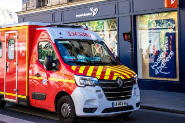 Paris, Fransa - 14 Eylül 2022 Coronavirus salgını sırasında Paris sokaklarından geçen itfaiye aracı Fransa 'yı vurdu.