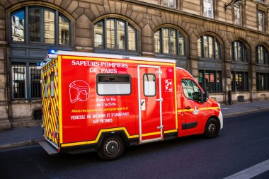 Paris, Fransa - 14 Eylül 2022 Coronavirus salgını sırasında Paris sokaklarından geçen itfaiye aracı Fransa 'yı vurdu.