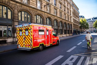 Paris, Fransa - 14 Eylül 2022 Coronavirus salgını sırasında Paris sokaklarından geçen itfaiye aracı Fransa 'yı vurdu.