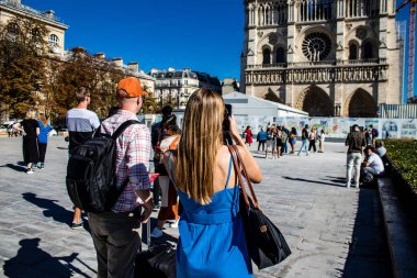 Paris, Fransa - 14 Eylül 2022 Paris sokaklarında gezen turistler, sembolik bir şehir ve Fransa 'nın başkenti