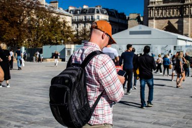 Paris, Fransa - 14 Eylül 2022 Paris sokaklarında gezen turistler, sembolik bir şehir ve Fransa 'nın başkenti