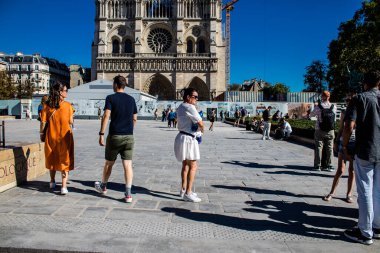 Paris, Fransa - 14 Eylül 2022 Paris sokaklarında gezen turistler, sembolik bir şehir ve Fransa 'nın başkenti