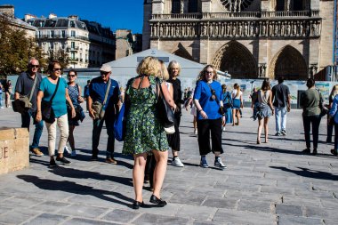 Paris, Fransa - 14 Eylül 2022 Paris sokaklarında gezen turistler, sembolik bir şehir ve Fransa 'nın başkenti