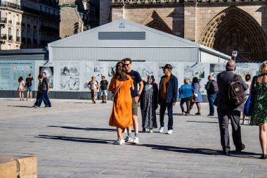 Paris, Fransa - 14 Eylül 2022 Paris sokaklarında gezen turistler, sembolik bir şehir ve Fransa 'nın başkenti
