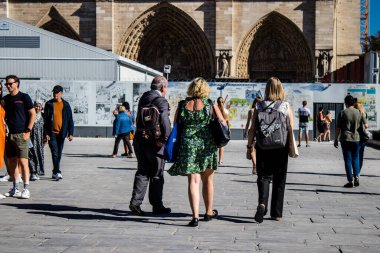 Paris, Fransa - 14 Eylül 2022 Paris sokaklarında gezen turistler, sembolik bir şehir ve Fransa 'nın başkenti