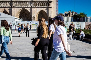 Paris, Fransa - 14 Eylül 2022 Paris sokaklarında gezen turistler, sembolik bir şehir ve Fransa 'nın başkenti