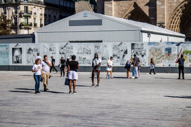 Paris, Fransa - 14 Eylül 2022 Paris sokaklarında gezen turistler, sembolik bir şehir ve Fransa 'nın başkenti