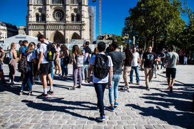 Paris, Fransa - 14 Eylül 2022 Paris sokaklarında gezen turistler, sembolik bir şehir ve Fransa 'nın başkenti