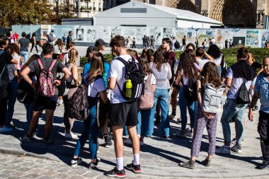 Paris, Fransa - 14 Eylül 2022 Paris sokaklarında gezen turistler, sembolik bir şehir ve Fransa 'nın başkenti