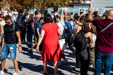 Paris, Fransa - 14 Eylül 2022 Paris sokaklarında gezen turistler, sembolik bir şehir ve Fransa 'nın başkenti