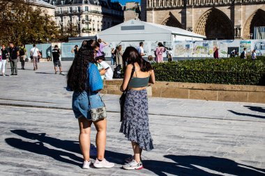Paris, Fransa - 14 Eylül 2022 Paris sokaklarında gezen turistler, sembolik bir şehir ve Fransa 'nın başkenti