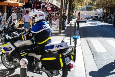 Paris, Fransa - 14 Eylül 2022 Polis Paris sokaklarında devriye geziyor, sembolik bir şehir ve Fransa 'nın başkenti, şehir genelinde güvenlik güçleri mevcut ve vatandaşları koruyor
