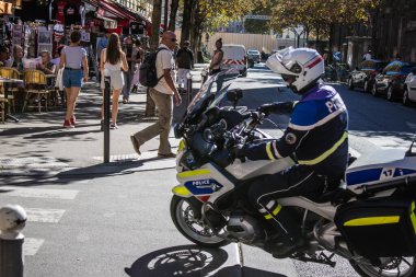 Paris, Fransa - 14 Eylül 2022 Polis Paris sokaklarında devriye geziyor, sembolik bir şehir ve Fransa 'nın başkenti, şehir genelinde güvenlik güçleri mevcut ve vatandaşları koruyor