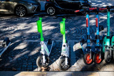 Paris, Fransa - 14 Eylül 2022 Erişilebilir elektrikli scooter kısa süreliğine kiralanabilir, genellikle birkaç saatliğine sokaklara ve Paris toplu taşıma sisteminin bir kısmına park edilir.