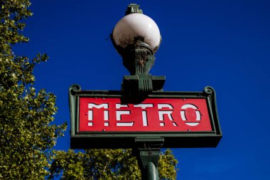 Paris, Fransa - 14 Eylül 2022 Sokak tabelası veya yol tabelası, Paris şehir merkezindeki yol kullanıcılarına bilgi sağlamak için yolun kenarına ya da yukarısına dikildi