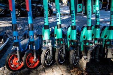 Paris, Fransa - 14 Eylül 2022 Erişilebilir elektrikli scooter kısa süreliğine kiralanabilir, genellikle birkaç saatliğine sokaklara ve Paris toplu taşıma sisteminin bir kısmına park edilir.