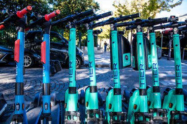 Paris, Fransa - 14 Eylül 2022 Erişilebilir elektrikli scooter kısa süreliğine kiralanabilir, genellikle birkaç saatliğine sokaklara ve Paris toplu taşıma sisteminin bir kısmına park edilir.