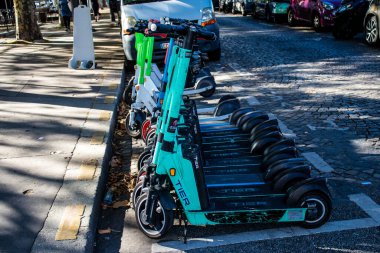 Paris, Fransa - 14 Eylül 2022 Erişilebilir elektrikli scooter kısa süreliğine kiralanabilir, genellikle birkaç saatliğine sokaklara ve Paris toplu taşıma sisteminin bir kısmına park edilir.