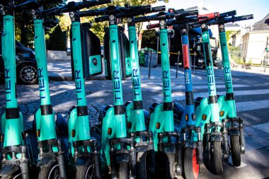 Paris, Fransa - 14 Eylül 2022 Erişilebilir elektrikli scooter kısa süreliğine kiralanabilir, genellikle birkaç saatliğine sokaklara ve Paris toplu taşıma sisteminin bir kısmına park edilir.