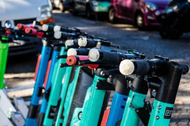 Paris, Fransa - 14 Eylül 2022 Erişilebilir elektrikli scooter kısa süreliğine kiralanabilir, genellikle birkaç saatliğine sokaklara ve Paris toplu taşıma sisteminin bir kısmına park edilir.