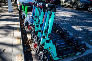 Paris, Fransa - 14 Eylül 2022 Erişilebilir elektrikli scooter kısa süreliğine kiralanabilir, genellikle birkaç saatliğine sokaklara ve Paris toplu taşıma sisteminin bir kısmına park edilir.