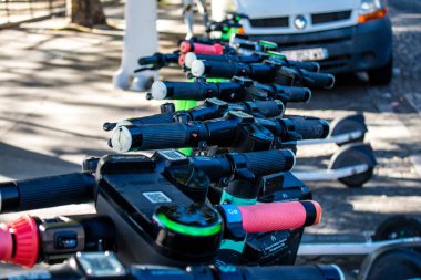 Paris, Fransa - 14 Eylül 2022 Erişilebilir elektrikli scooter kısa süreliğine kiralanabilir, genellikle birkaç saatliğine sokaklara ve Paris toplu taşıma sisteminin bir kısmına park edilir.
