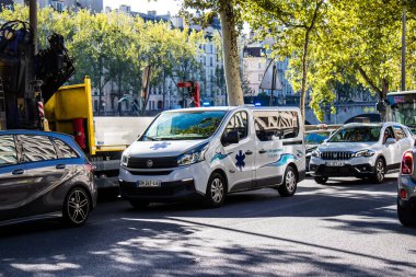 Paris, Fransa - 14 Eylül 2022 Paris sokaklarında Coronavirus salgını sırasında Fransa 'yı vuran ambulans