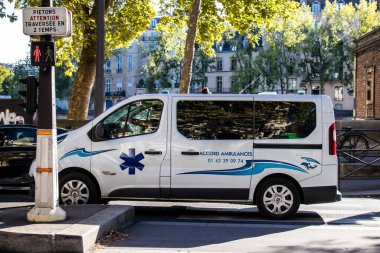 Paris, Fransa - 14 Eylül 2022 Paris sokaklarında Coronavirus salgını sırasında Fransa 'yı vuran ambulans