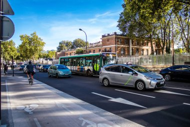 Paris, Fransa - 14 Eylül 2022 Paris caddelerinde trafik sıkışıklığı, sembolik bir şehir ve Fransa 'nın başkenti