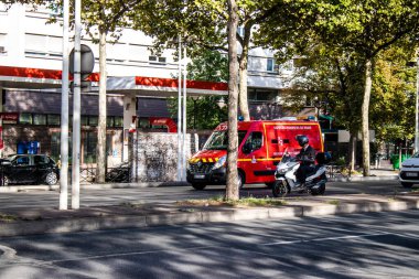 Paris, Fransa - 14 Eylül 2022 Coronavirus salgını sırasında Paris sokaklarından geçen itfaiye aracı Fransa 'yı vurdu.