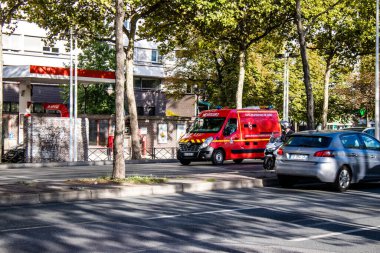 Paris, Fransa - 14 Eylül 2022 Coronavirus salgını sırasında Paris sokaklarından geçen itfaiye aracı Fransa 'yı vurdu.