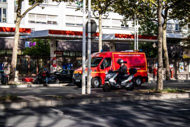 Paris, Fransa - 14 Eylül 2022 Coronavirus salgını sırasında Paris sokaklarından geçen itfaiye aracı Fransa 'yı vurdu.