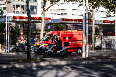 Paris, Fransa - 14 Eylül 2022 Coronavirus salgını sırasında Paris sokaklarından geçen itfaiye aracı Fransa 'yı vurdu.