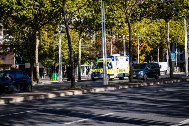 Paris, Fransa - 14 Eylül 2022 Paris sokaklarında Coronavirus salgını sırasında Fransa 'yı vuran ambulans