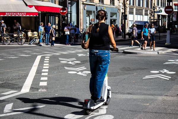 Parijs Frankrijk September 2022 Mensen Rollen Met Een Elektrische Scooter — Stockfoto