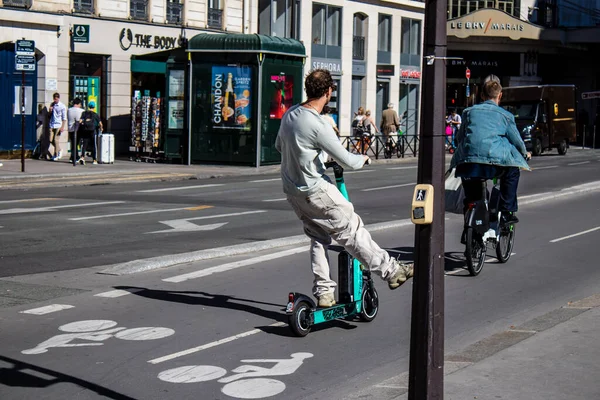 프랑스 2022 파리의 거리에서 스쿠터를 가지고 조깅하는 사람들 유틸리티 중앙에 — 스톡 사진