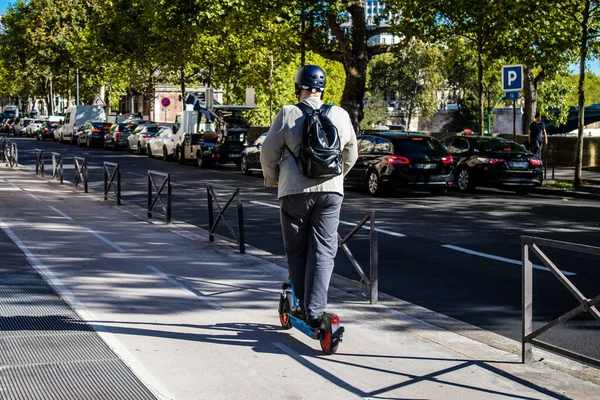 Paris Frankreich September 2022 Menschen Rollen Mit Einem Elektroroller Durch — Stockfoto