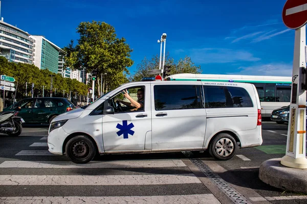 París Francia Septiembre 2022 Ambulancia Recorriendo Las Calles París Durante —  Fotos de Stock