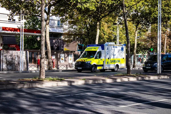 Parijs Frankrijk September 2022 Ambulance Rijdt Door Straten Van Parijs — Stockfoto